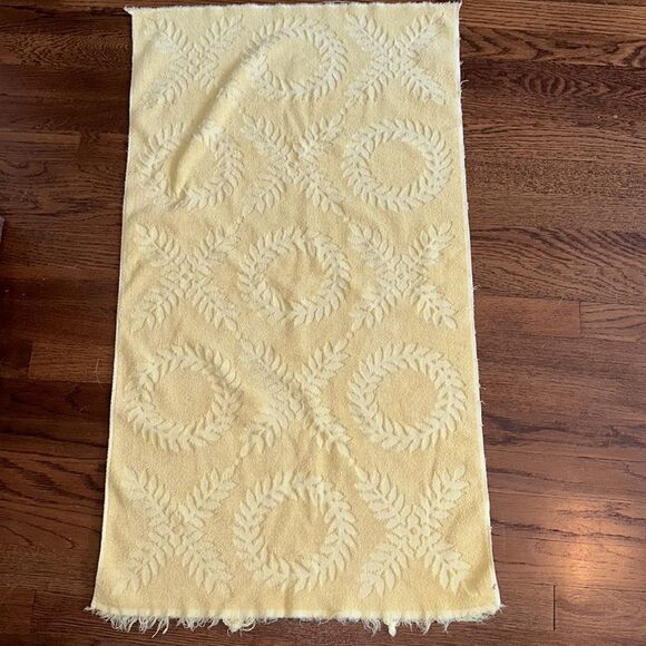 Vintage mid century yellow bath towel with raised wreath & leaf design - Picture 7 of 9
